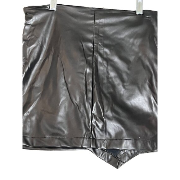 NWT Micas Black Faux Leather Mini Skirt With Side Zipper Rushed Front Side - Picture 7 of 16